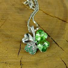 Pendentif Feuilles Porte Bonheur Swarovski - Élégance et Chance