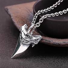 Pendentif Requin Sterling : Élégance et Mystère