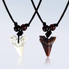 Collier Pendentif Surfeur en Dent de Requin