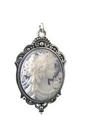 Pendentif Camée Papillon en Monture Bronze - Élégance et Originalité