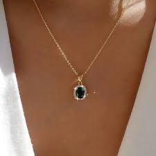 Pendentif Émeraude Atentuyi : Élégance et Naissance