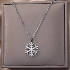 Collier Pendentif Flocon de Neige - Un Éclat d'Amour pour les Anniversaires et Mariages