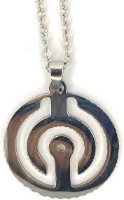 Pendentif Labyrinthe Protection Inoxydable - Élégance et Savoir-faire