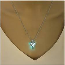 Collier Lumineux Pour Femme : Élégance et Brillance