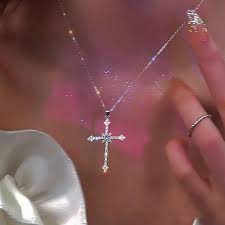 Collier Cristal Religion Crucifix - Élégance et Spiritualité