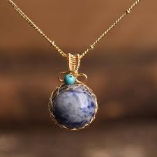 Pendentif Précieuse en Sodalite Turquoise - Élégance Naturelle