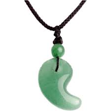 Pendentif Magatama Ornement Crescent - Élégance et Culture