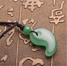 Pendentif Magatama Crescent en Pierre Naturelle - Élégance et Signification