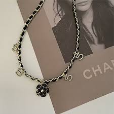 Collier Pendentif Camélia Clavicule - Élégance et Style