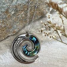 Pendentif Coquillage Paua Koru de Nouvelle Zélande - Élégance Naturelle