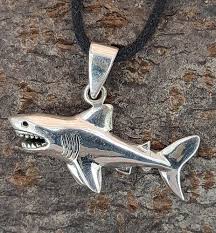 Pendentif Requin en Cuir Sterling Kiss – Élégance et Style