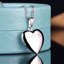 Collier Pendentif Moitié de Coeur en Inoxydable - Élégance et Symbolisme