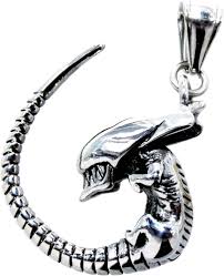 Pendentif Alien en Cuir Kiss - Élégance et Originalité