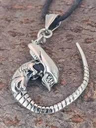 Pendentif Alien en Acier Inoxydable - Un Bijou Unique