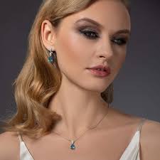 Collier Pendentif Goutte en Zircons - Élégance et Brillance