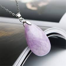 Pendentif en Kunzite : Élégance et Énergie Positive