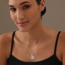 Collier Pendentif Chaîne Charmsy Argenté - Élégance et Simplicité