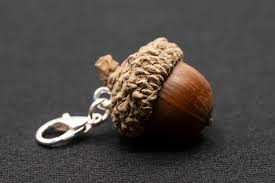 Pendentif Gland de la Nature : Un Bijou Unique