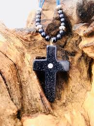 Pendentif Croix en Pierre - Élégance et Symbolisme