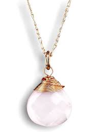 Collier Doré Rosé avec Pendentif en Quartz Rose - Élégance et Douceur